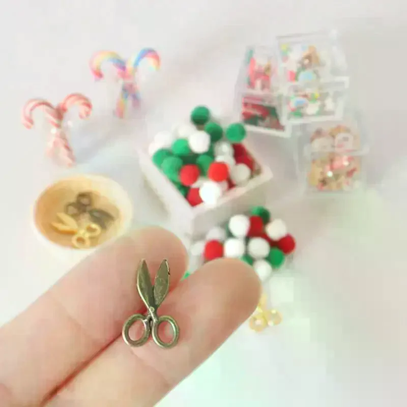 1 Juego de simulación de casa de muñecas, caja de Navidad, modelo de bastón de caramelo, adorno hecho a mano, tijeras DIY, accesorios de decoración de cesta de escena