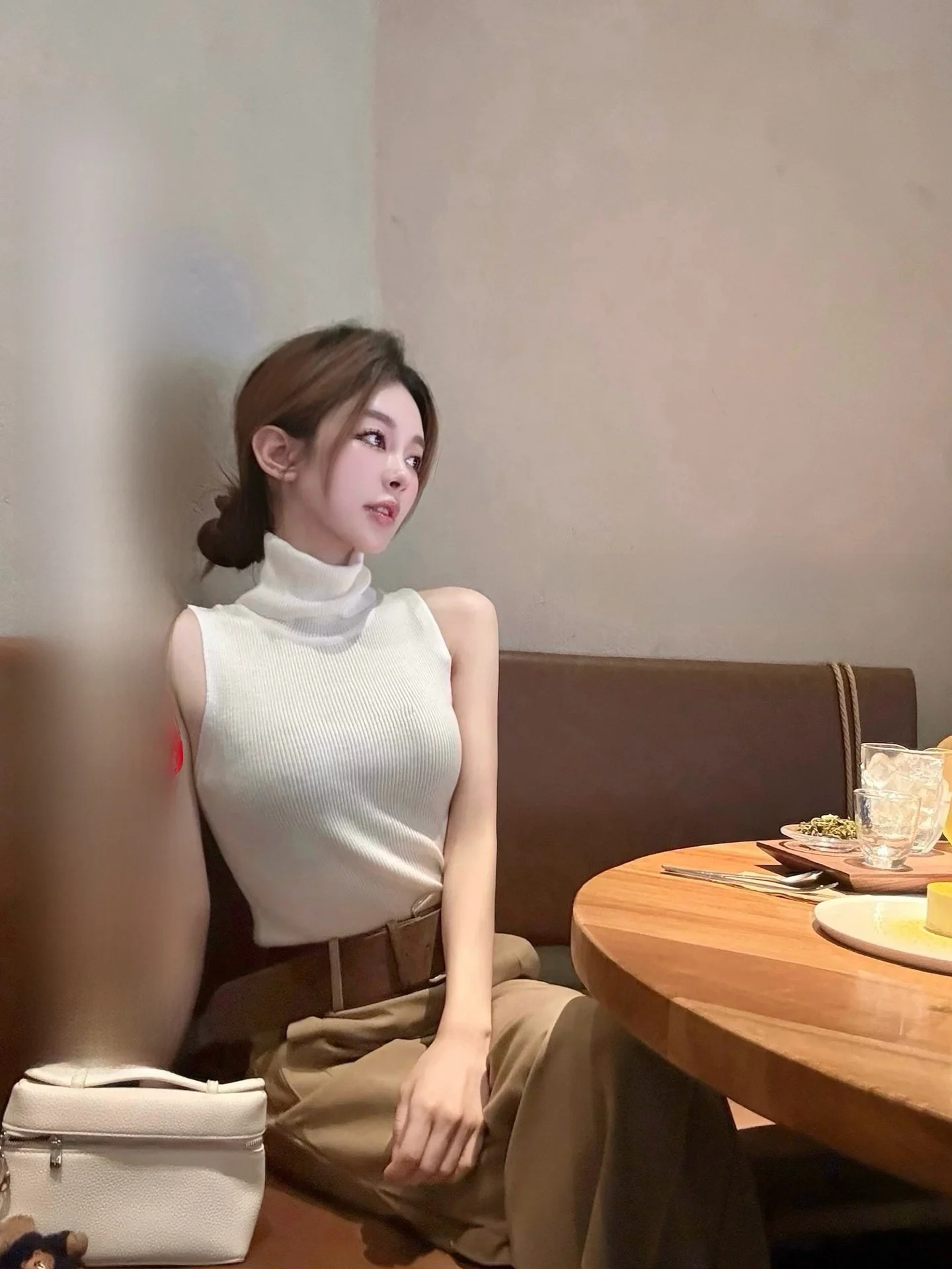 

Комплект из двух предметов: облегающий вязаный топ с высоким воротом и широкие брюки в пол для женщин, осенний модный костюм