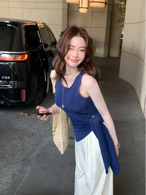 

Корейский женский летний облегающий топ на бретельках с асимметричным подолом, завязками сбоку и разрезом, вязаный, повседневный стиль