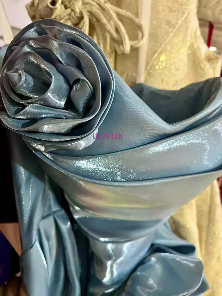 女性ブルーサテンプリンセスウエディングドレス 2025 高級ストラップレス光沢のある V ネックイブニングドレスノースリーブロング誕生日パーティードレス