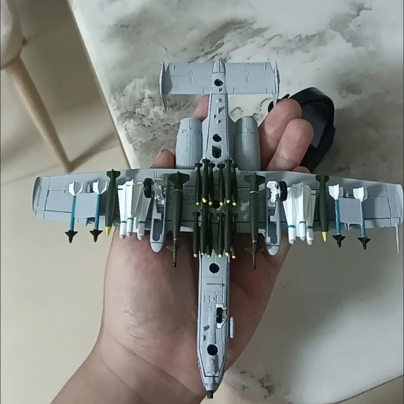 Model Airplanes Model 1:100 Thunderbolt Thunderbolt Attack Aircraft Shark Mouth A-10 Fighter Aircraft Model Collection Ornament