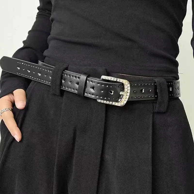 

Ремень с бриллиантами Love Heart Hole, новинка 2023 года, простой и универсальный высококачественный дизайн, подходящий к джинсам, нишевый дизайн, квадратная пряжка Le