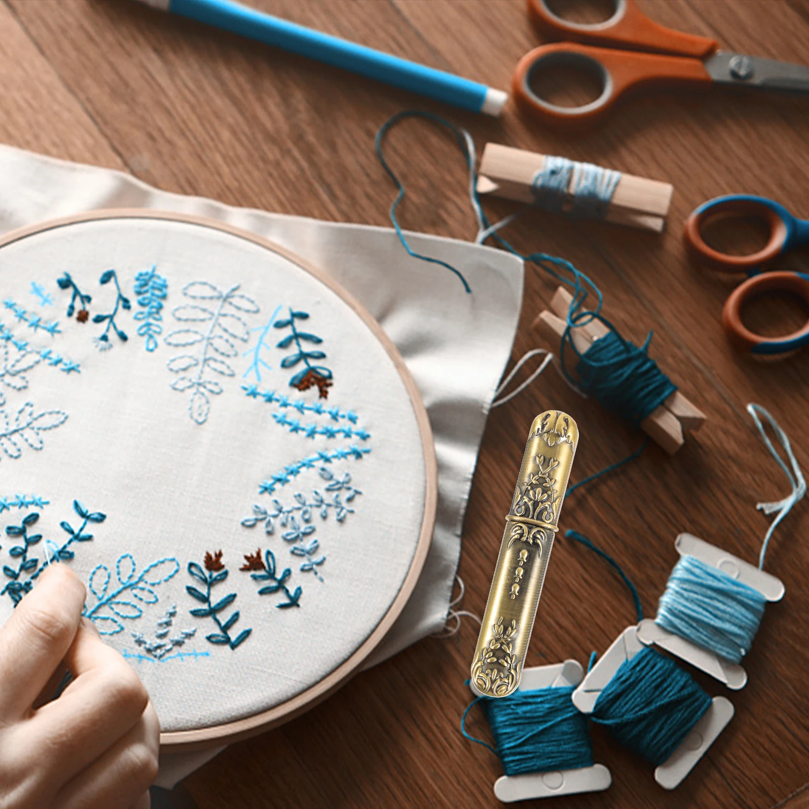 

Chic Metal Needle Container Organize Embroidery Sewing Tools Decorative Case for Daily Use Needles Holder Threading Needle Box