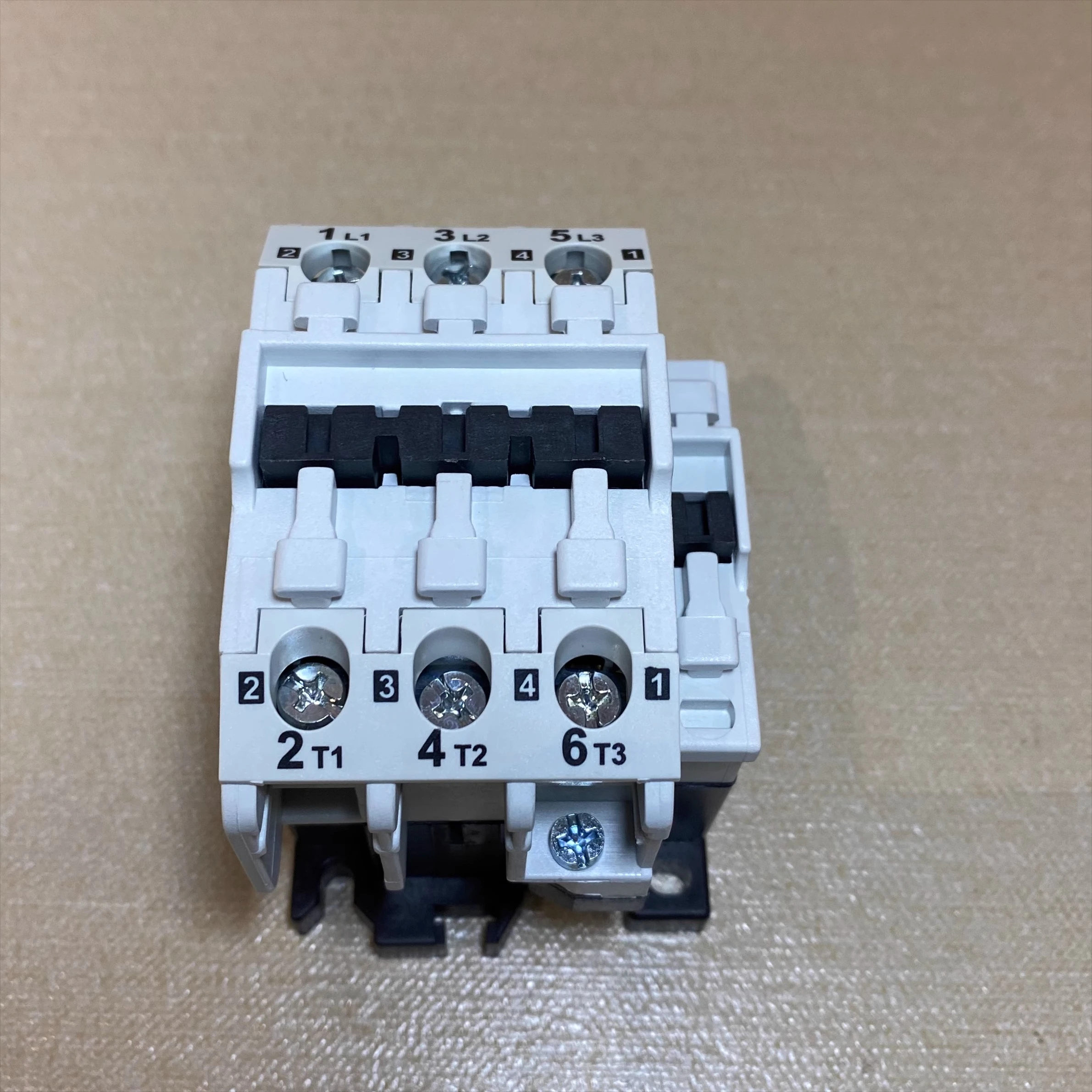 ¿Por qué el contactor Danfoss CI25 24V es la solución ideal para tu sistema eléctrico marino?