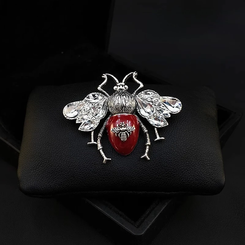 

Crystal Bee Brooch for Men Women Retro Insect Lapel Pin Simple Suit Coat Fashion Sparkling Elegant Gift Clothing Accessory 3218