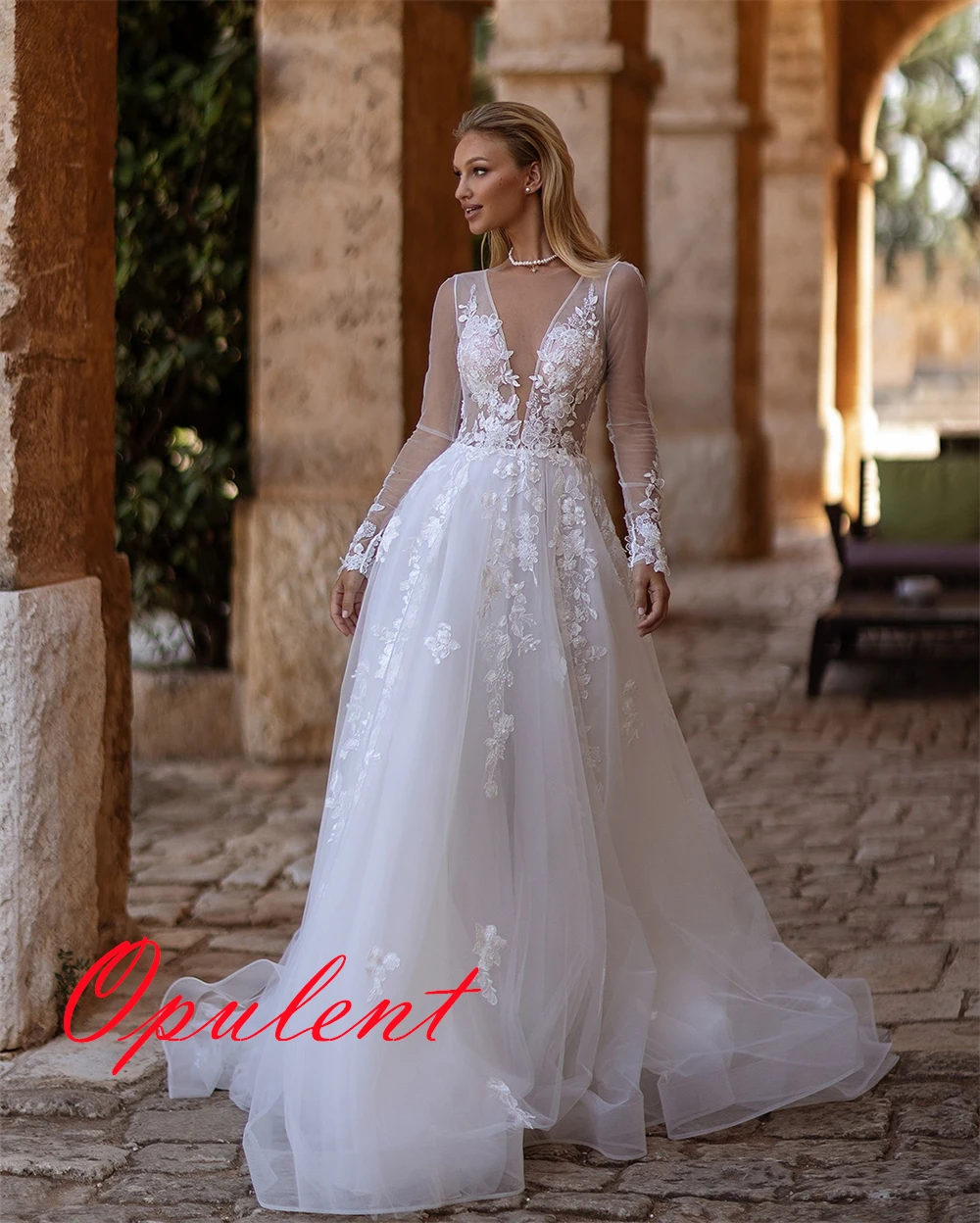 

Customized Exquisite White Tulle Wedding Dress Elegant V-neck Long Sleeves Bridal Gowns Chapel Train Appliques Backless Dress