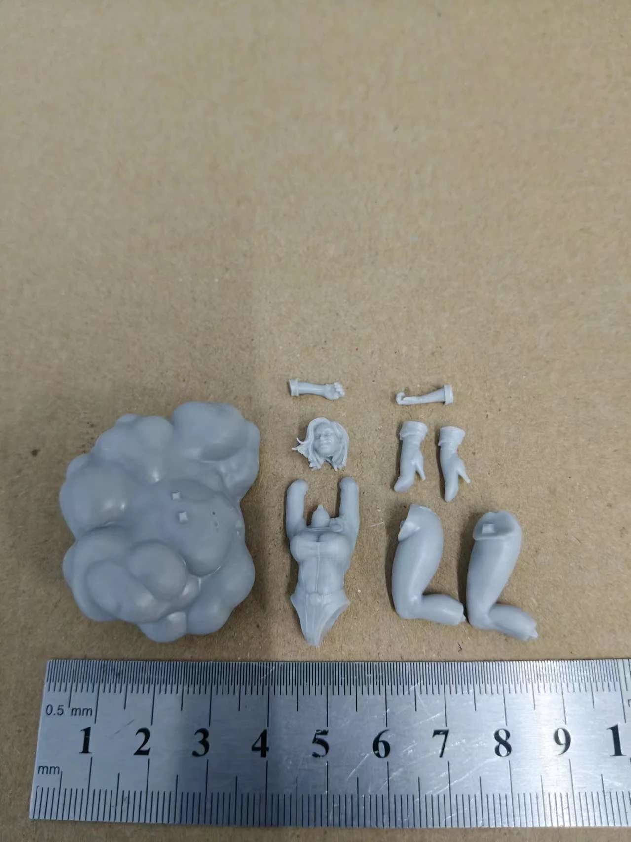 1/24 Schaal Hars beeldje Het meisje liggend DIY twee versies monteren Model Kit Ongemonteerd en Ongeverfd Sculptuur speelgoed