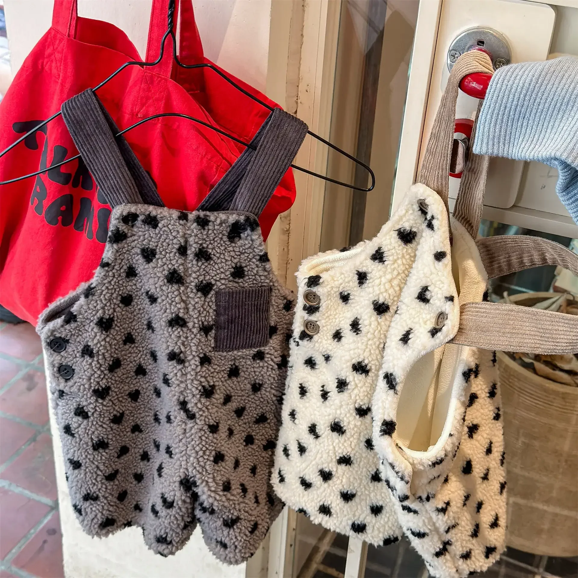 

1-6Y Children Heart Print Fashion Suspender Shorts Kids Girls Lamb Wool Fleece Lined Overalls Shorts Autumn Winter Casual Wear