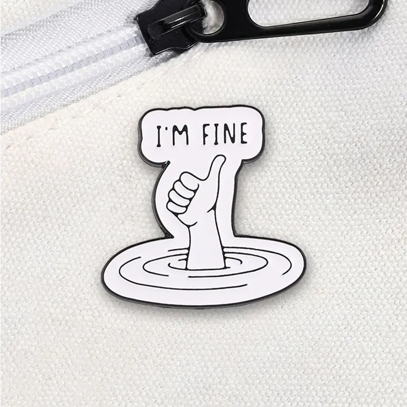 Lustiges, sarkastisches „I'm Fine“-Meme-Emaille-Abzeichen, Metallbrosche mit Daumen nach oben für Kleidungsdekoration, humorvolles Geschenk zur Förderung der psychischen Gesundheit – Detail 4