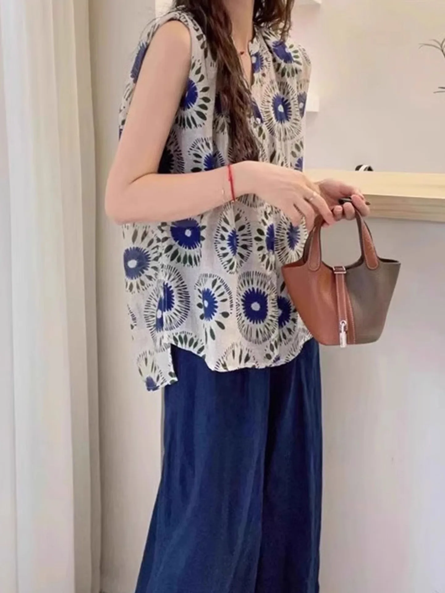 قميص أنيق مطبوع بدون أكمام بتصميم عصري بزر واحد، قصة مستقيمة نحيفة على الطراز الكوري، بلوزة حريرية لإطلالة أصغر سناً