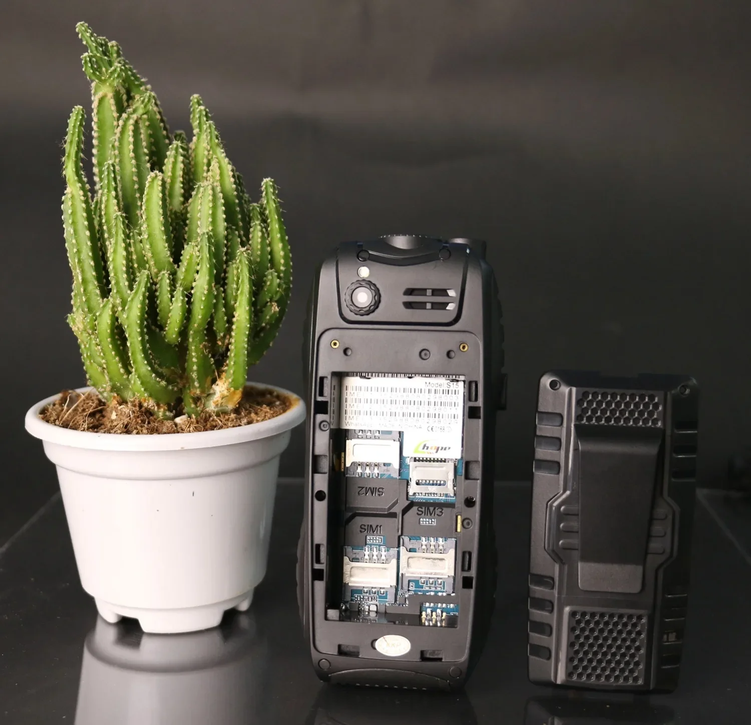 Téléphone extérieur avec Triple carte SIM haut-parleur longue veille SOS cadran d'urgence robuste téléphone portable bon marché avec batterie externe pas cher