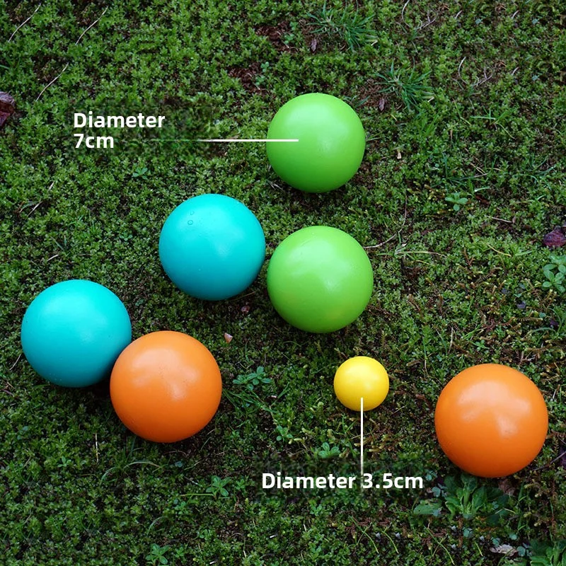 لعبة Bocce الكرة في الحديقة الهدف رمي الكرة الكبيرة مطاردة الكرة الصغيرة لعبة الأسرة في الهواء الطلق لعبة الخشب الصلب