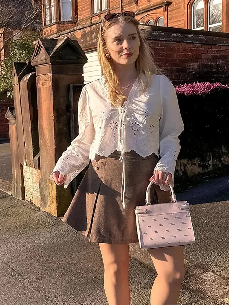 Damen-Hemden, elegante Stickerei, aushöhlen, Schnürung, tiefer V-Ausschnitt, volle Ärmel, kurze Bluse, weiblich, 2025, Frühlingsmode, Damen-Top