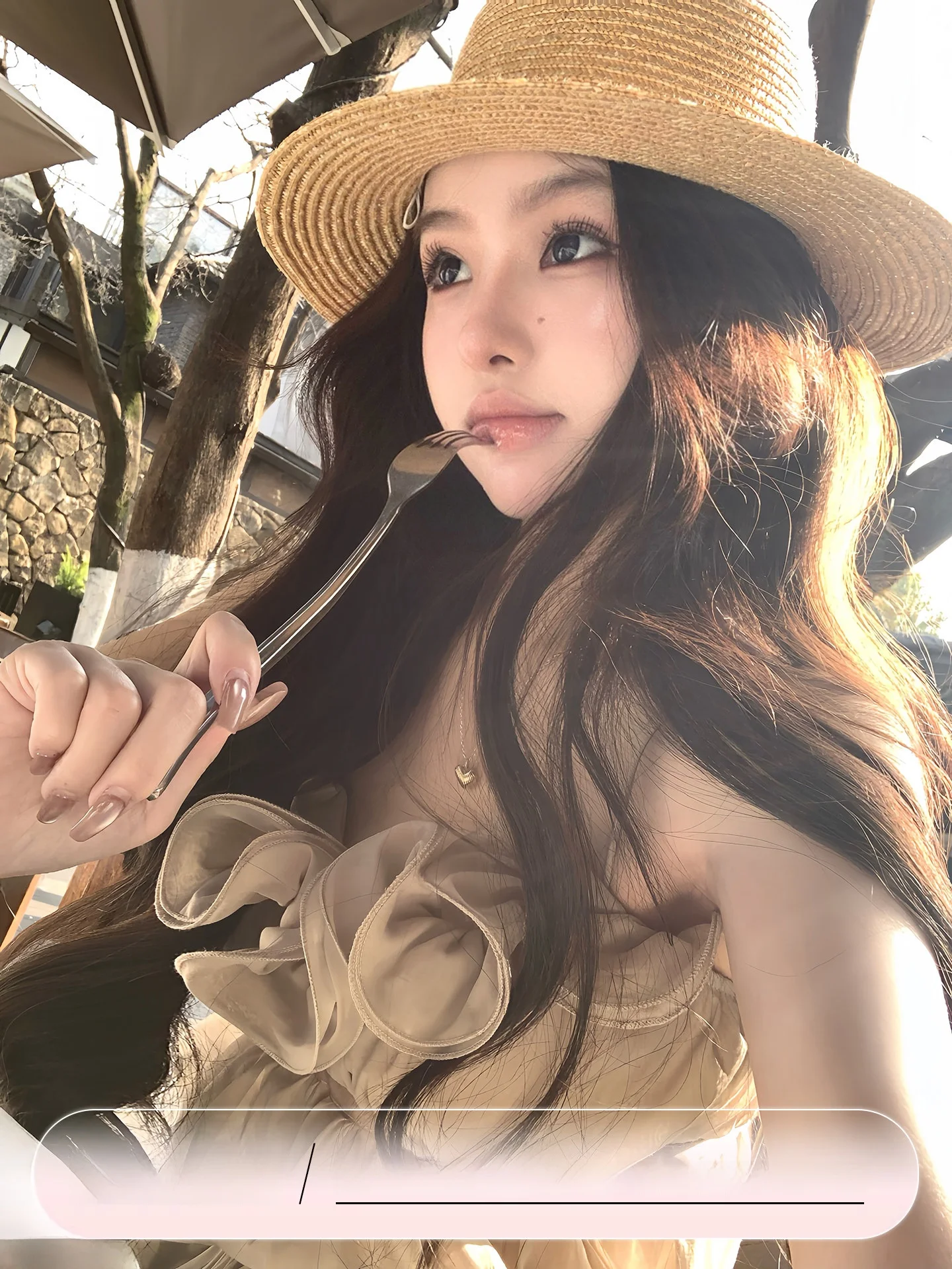 

Романтическая кружевная блузка без рукавов с регулируемыми бретелями и деревянными элементами, женская модная коллекция Весна, укороченная, с V-образным вырезом