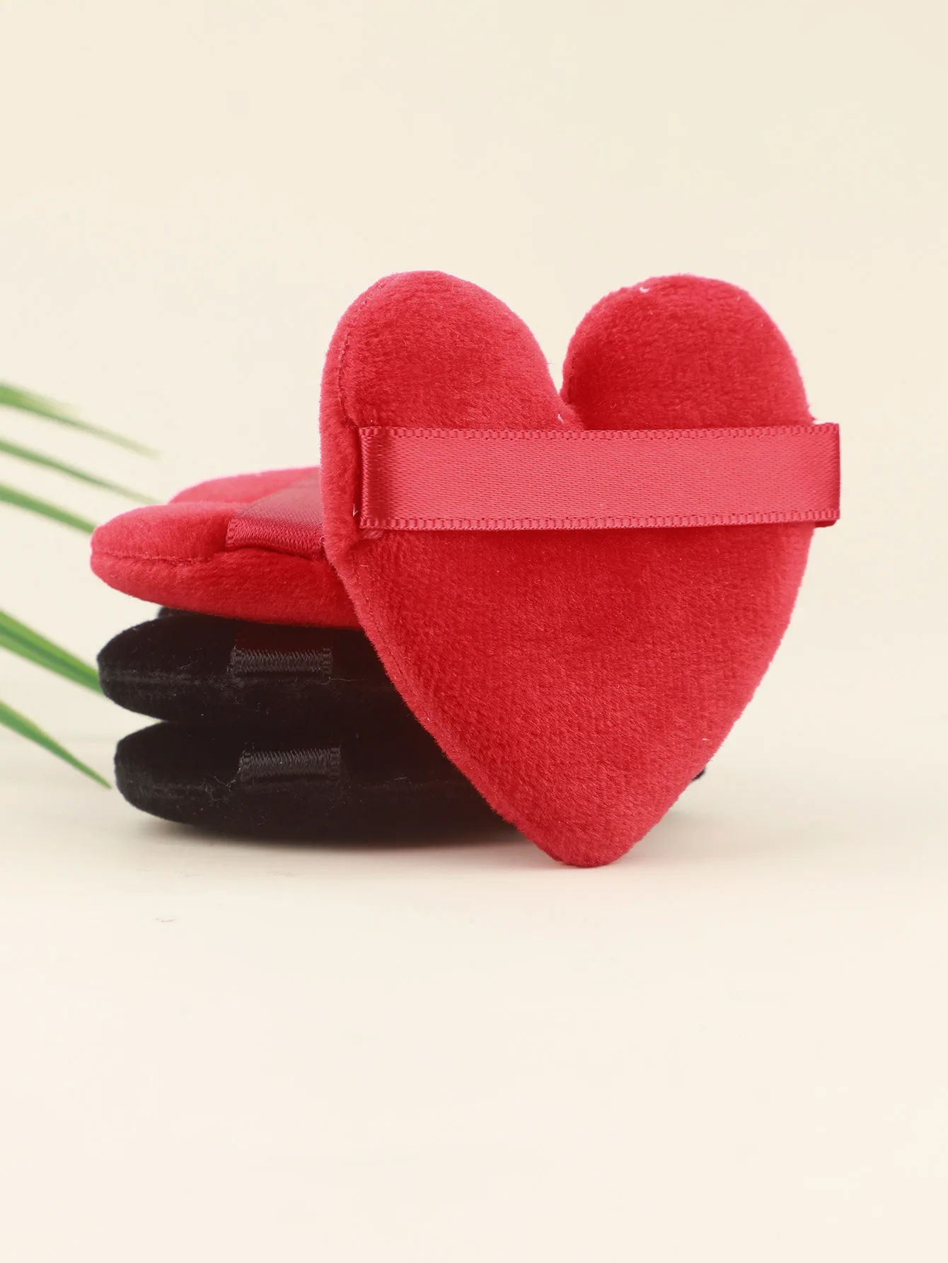 قطعة واحدة من بودرة البودرة السائبة، أداة مكياج تجميل قصيرة من القطيفة على شكل قلب ناعمة للوجه