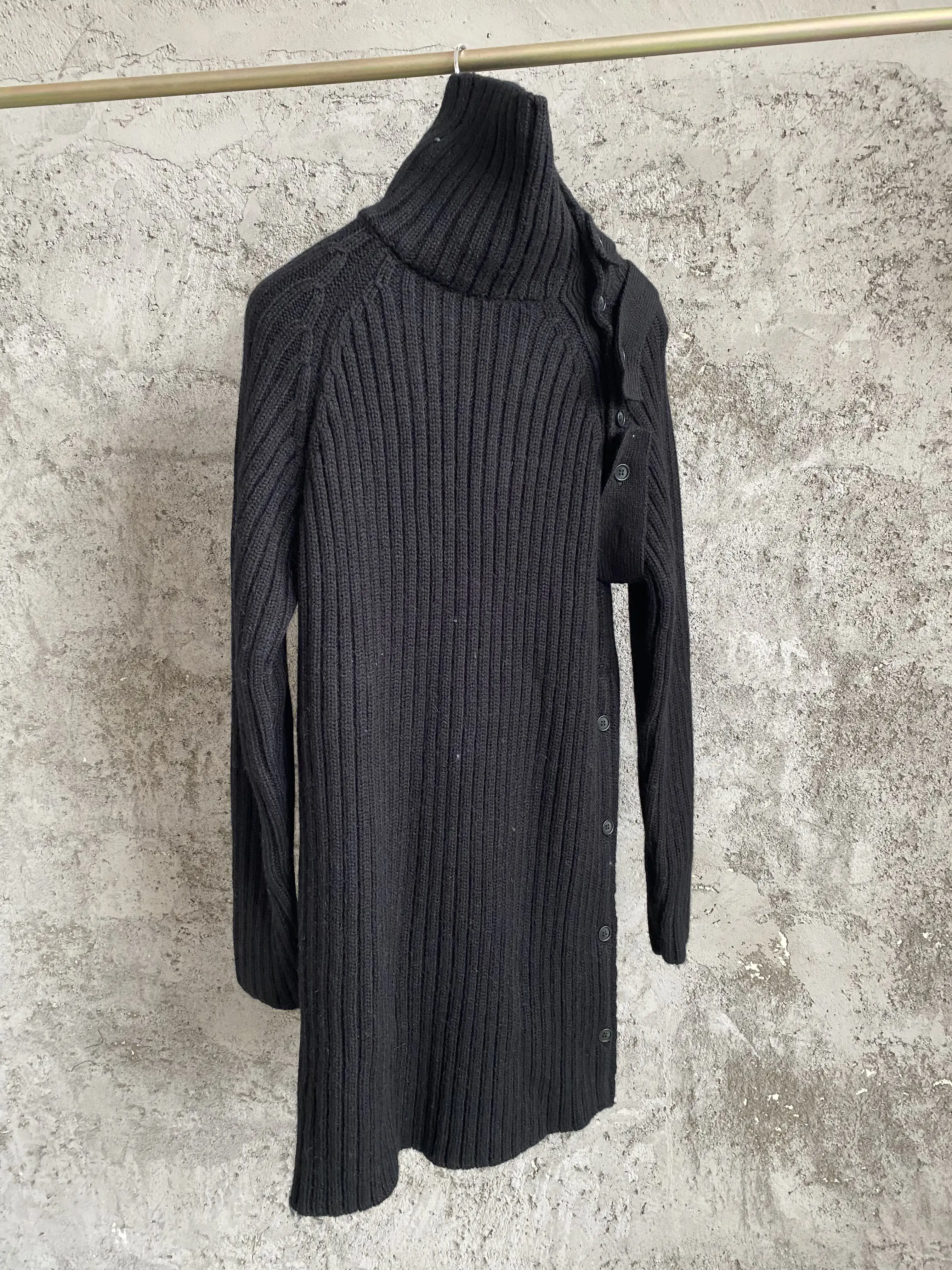 التصميم الأصلي سترة من الصوف الأسترالي برقبة عالية مع سترة محبوكة مجوفة خارج الكتف