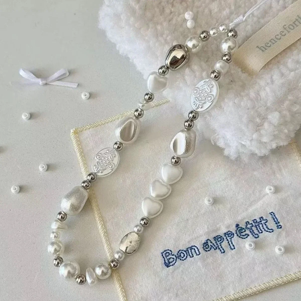 

Распродажа: Стильный белый жемчужный ремешок для телефона с серебряным сердечком и овальным шармом, подвеска-шнурок для мобильного телефона и чехла для Airpods