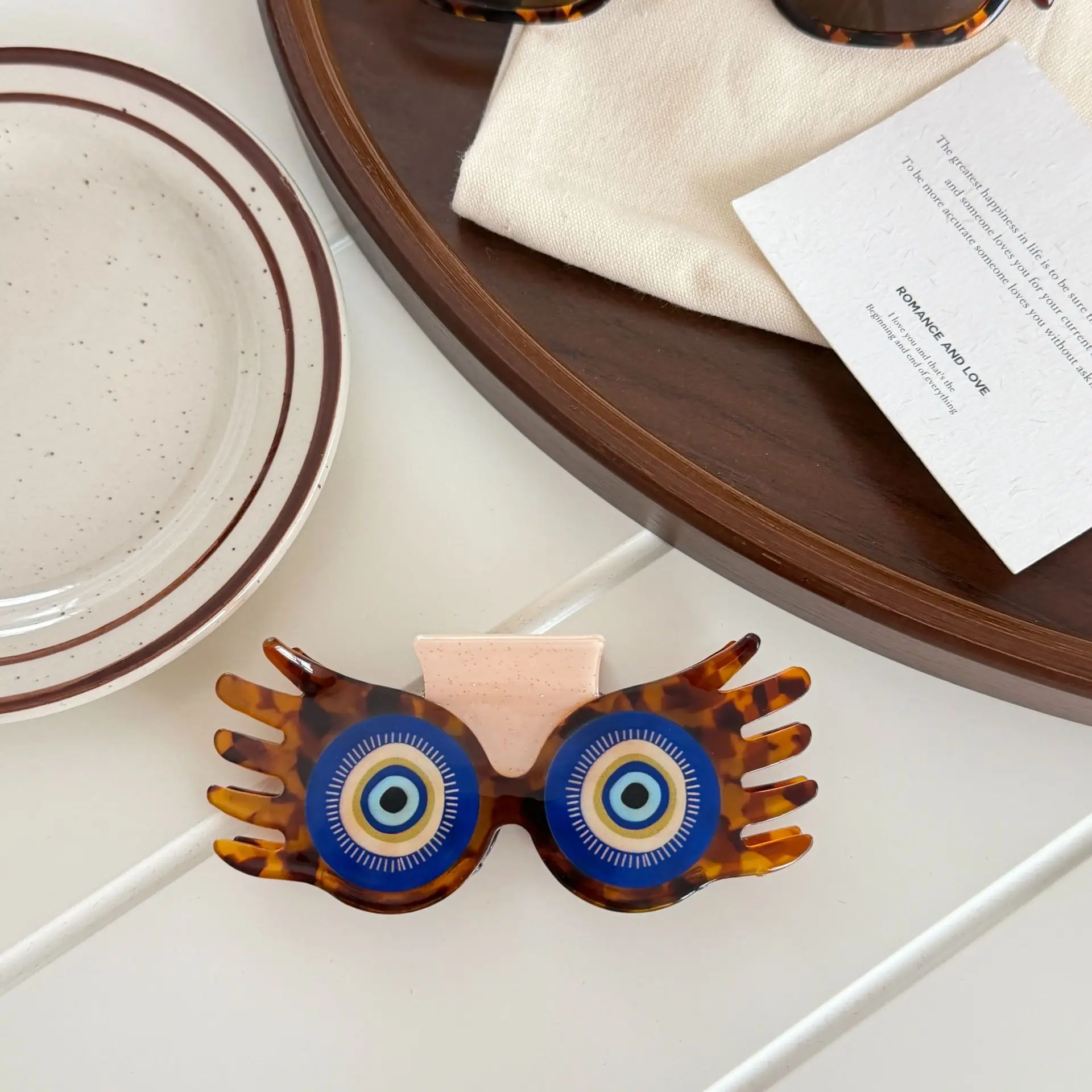 

Premium Funny Egyptian Shark Hair Claw Eye Decoration Creative Niche Resin Hair Clip for Women Daily Updo Wear Hair Accessories