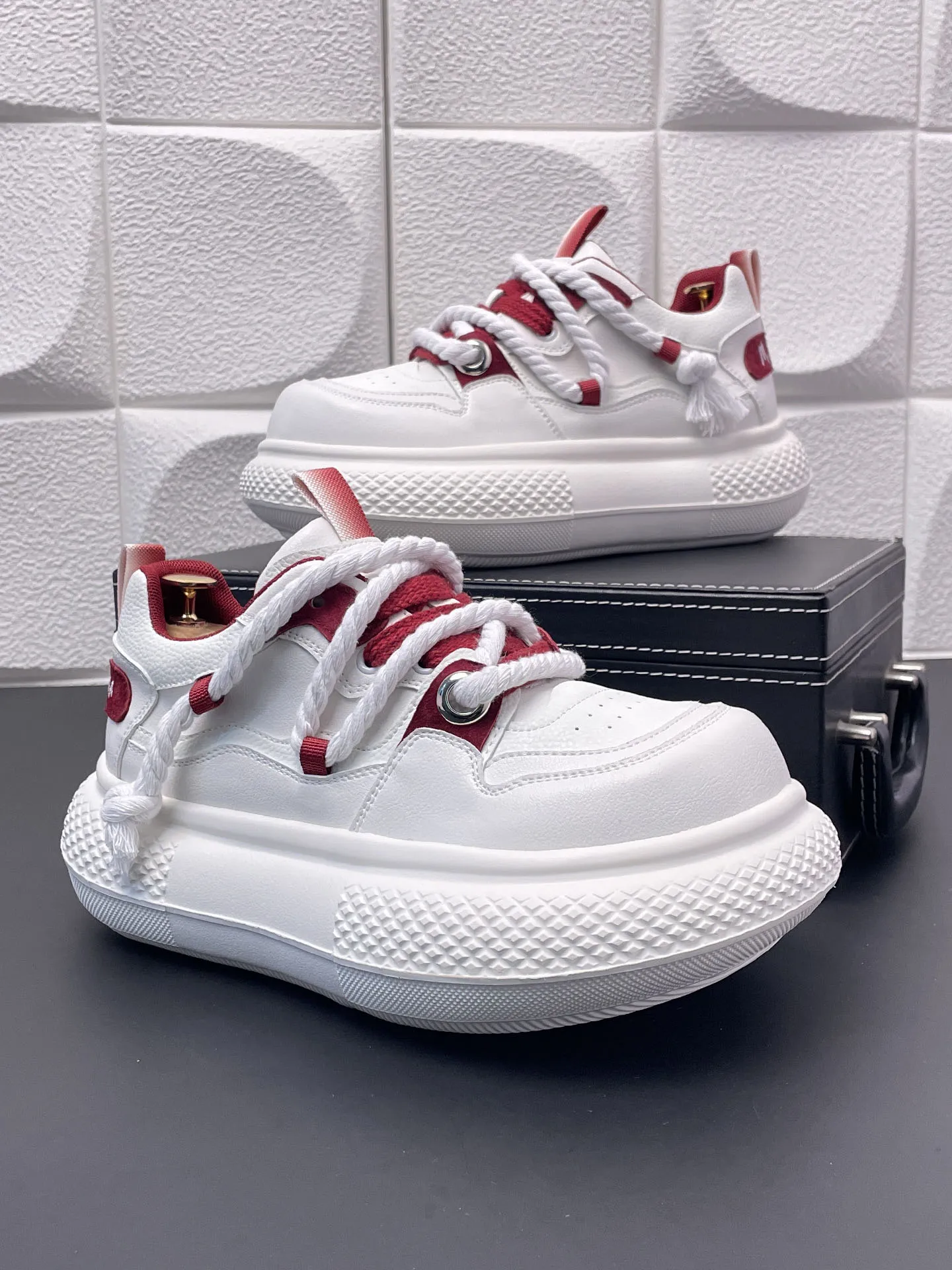 chaussures-montantes-pour-hommes-style-'dad'-tendance-polyvalentes-personnalisees-rehaussantes-blanches-decontractees-printemps