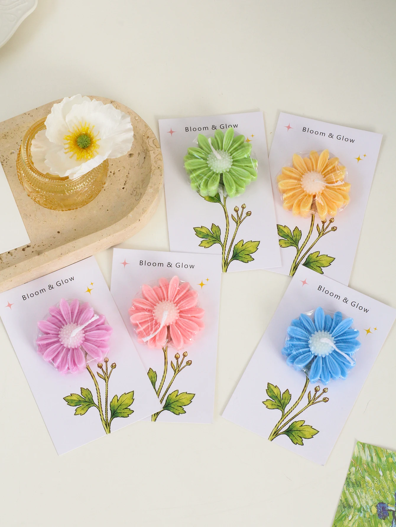 Each set contains 2 items. The set includes a small daisy scented candle and a card. This is a scented candle and card set, suit