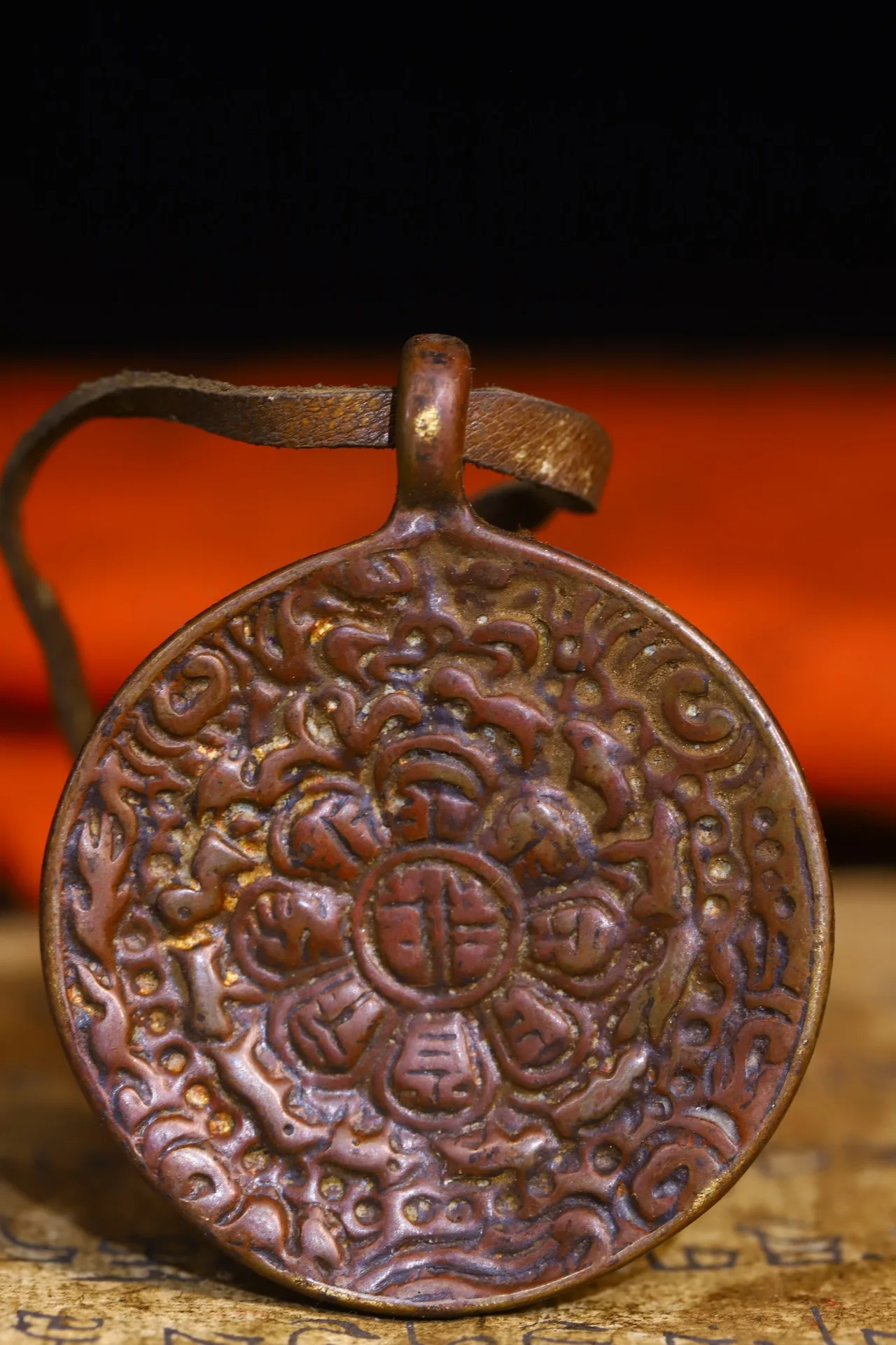 

2"Tibetan Temple Collection Old Bronze Six Character Proverbs Sanskrit Zodiac Buddha Card Pendant Amulet Dharma Town house