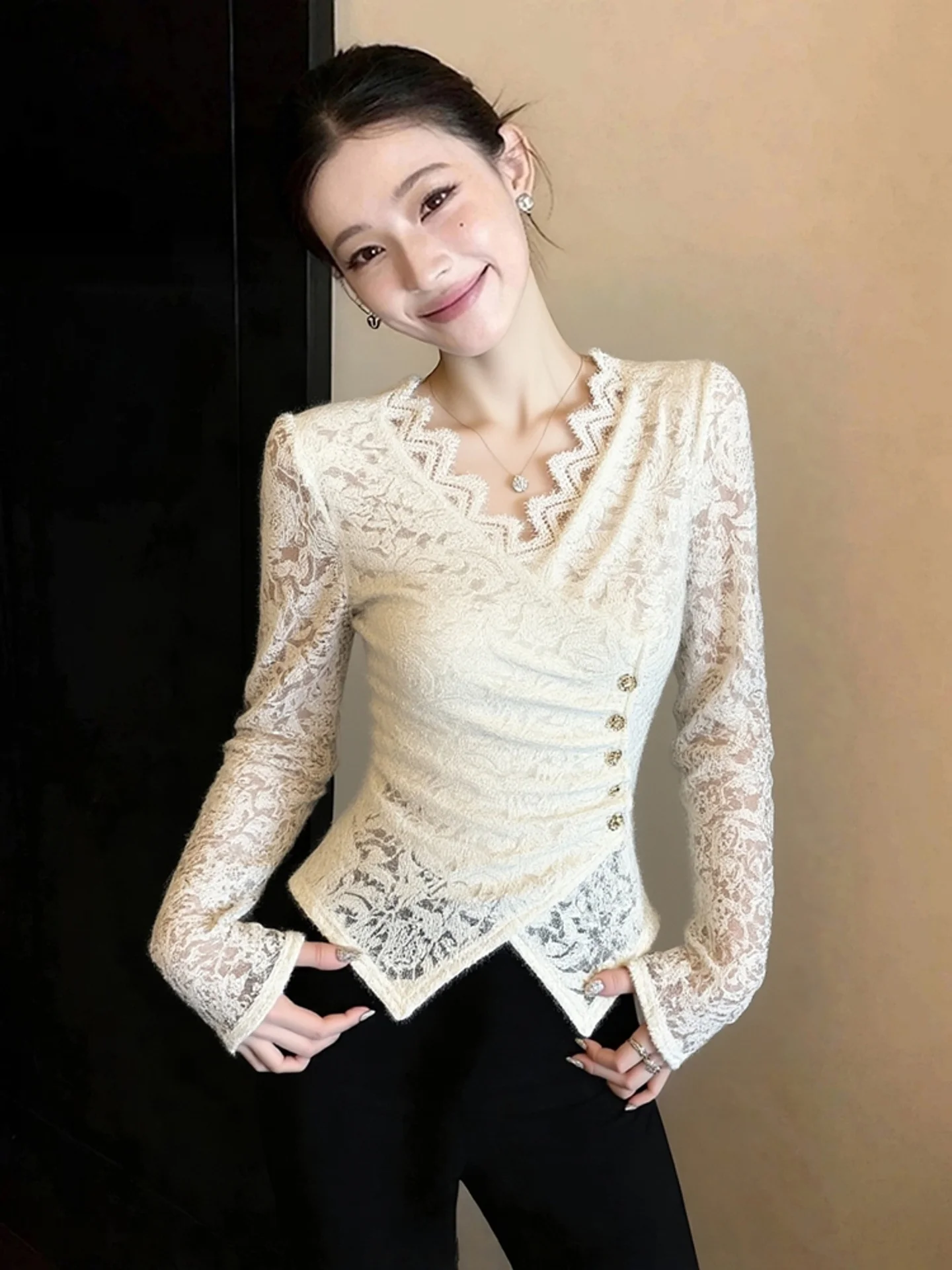 

Элегантный женский топ с длинным рукавом и кружевом, облегающий, с V-образным вырезом, для осени и зимы, класса люкс, модный тренд