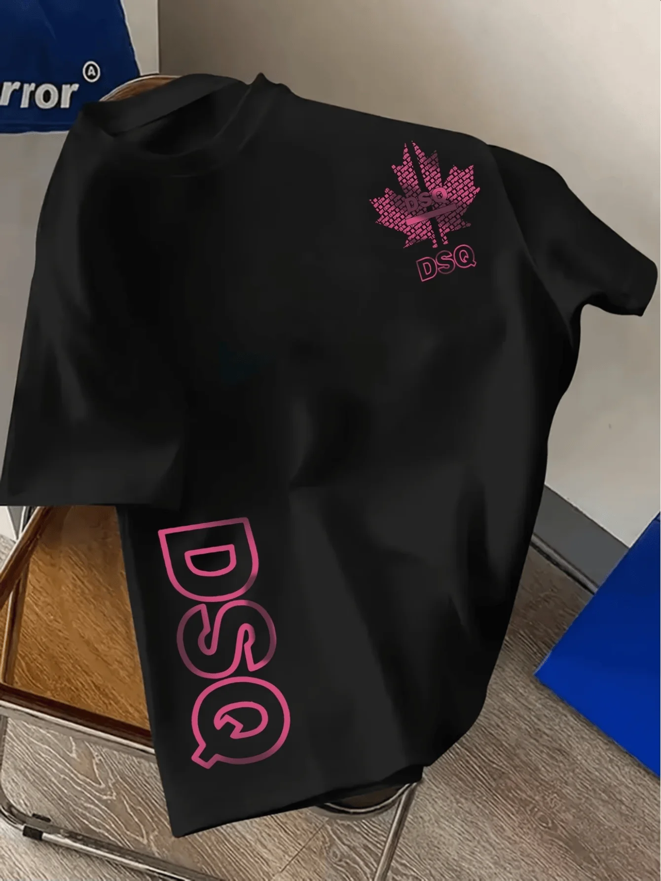 Herren-T-Shirt im urbanen DSQ-Stil, ein weiches und atmungsaktives Kurzarmshirt mit Rundhalsausschnitt, geeignet für Fitness und Freizeitkleidung.