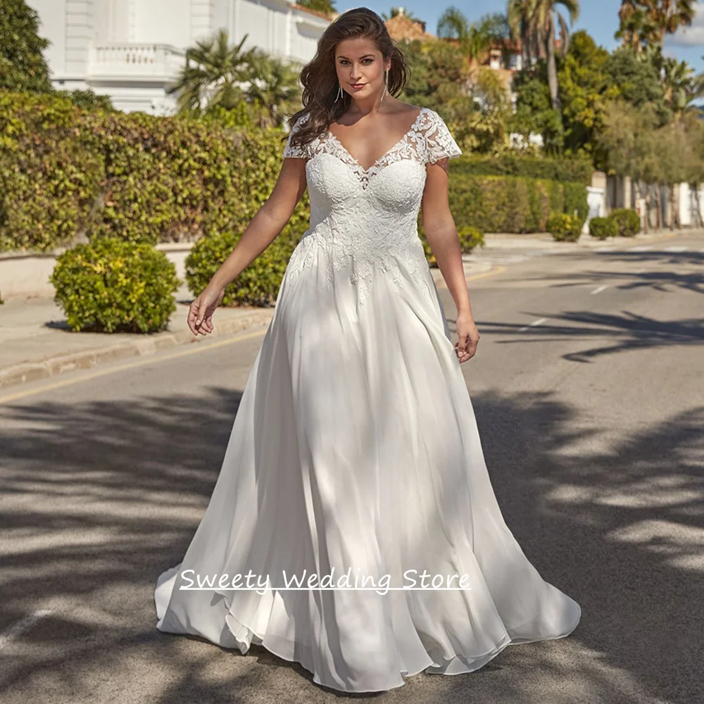 Strandhochzeitskleid in Übergröße, Maßanfertigung mit Kurzarm, V-Ausschnitt, Spitzenapplikation, Schleppe, Chiffon-Brautkleid