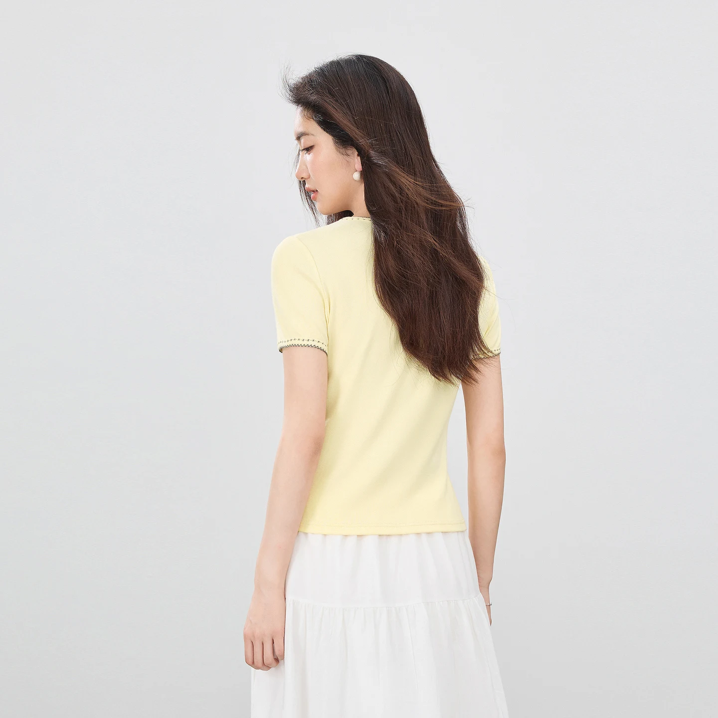 SENTUBILA Simple Short Sleeve T-Shirt for Women 2026 Summer Casual Contrast Stitch Wave Trim Crew Neck Slim Knit Top Q62TG7206