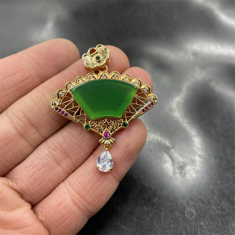 

Inlaid chrysoprase fan-shaped women, collarbone chain jade pendant, fashionable and versatile