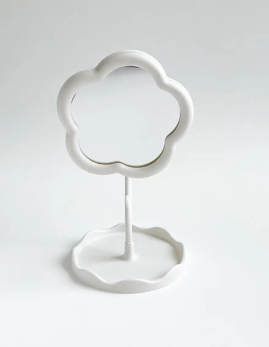 

El espejo con forma de nube refleja tus bien torneadas nalgas, resaltando las curvas naturales de tus caderas.