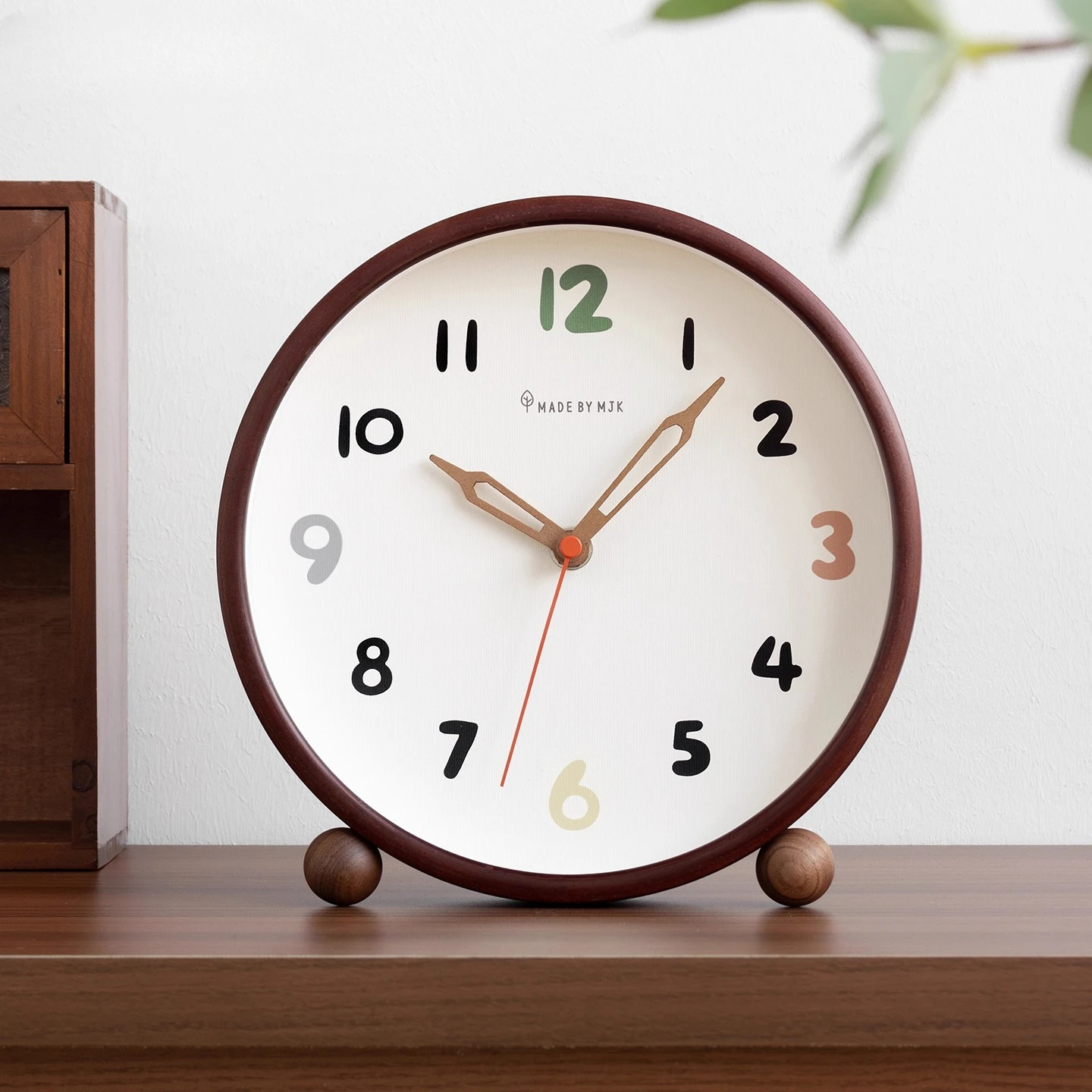 2025 New Creative Countertop Clock Large Solid Wood Clock for Living Room Desktop Decoration Silent Table Clock