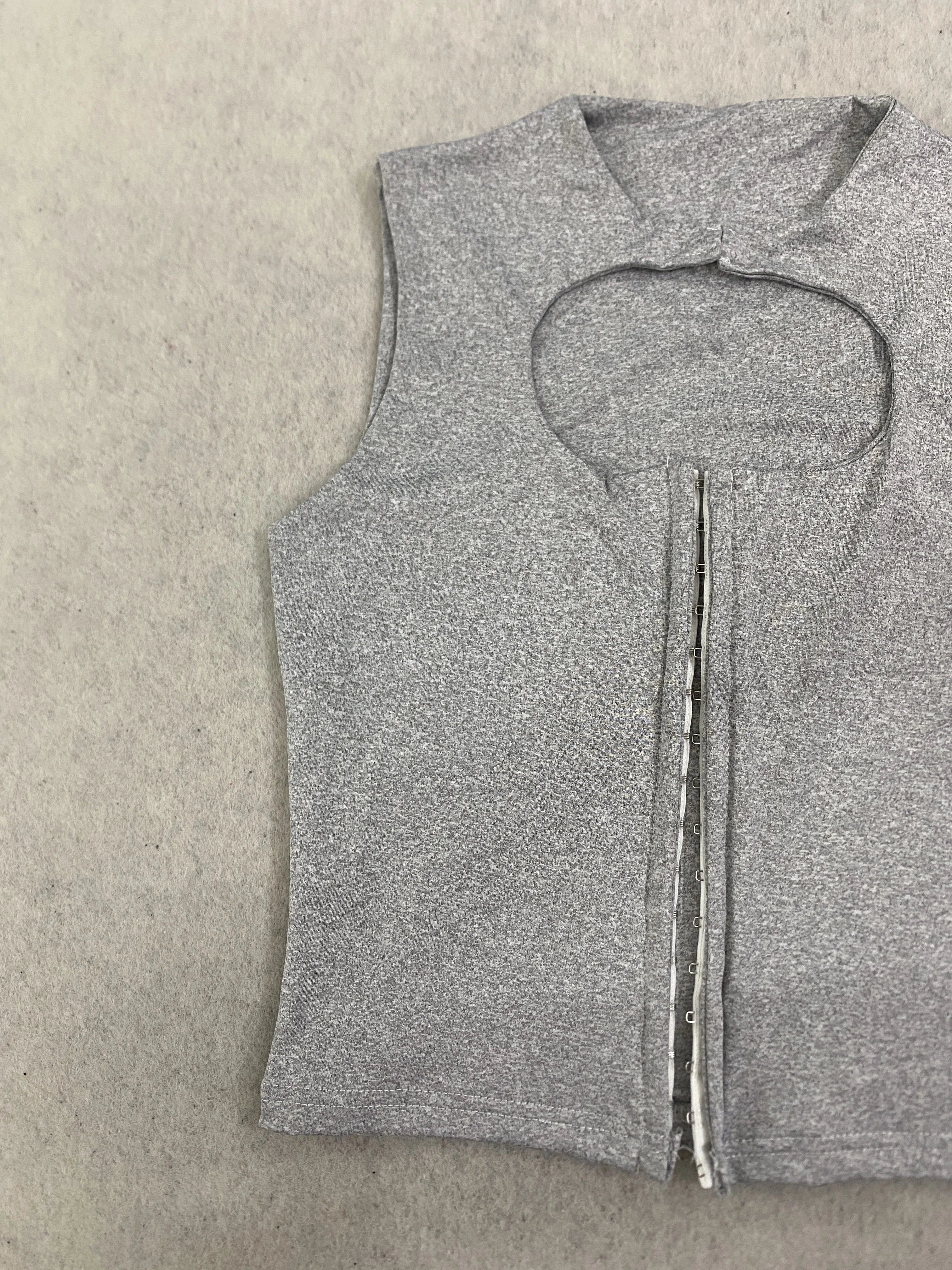 Y2K Streetwear Damen Asymmetrisches Cami-Top mit Hohlem Ausschnitt, Reißverschluss vorne, geraffter, figurbetonter, ärmelloser, kurzer Tank-Top – Detail 6