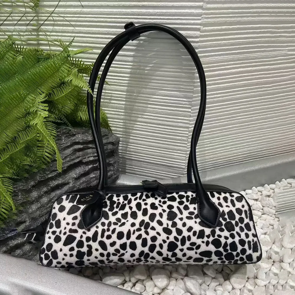 

Single Shoulder Sausage Bag, Armpit Stick Bag, Fashionable Suede Commuting Bag, Retro Motorcycle Bag, High-quality Handbag