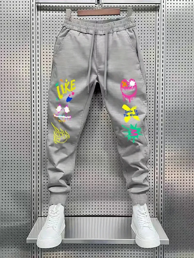 2025年秋の新作メンズパンツは、3Dスタープリントを採用し、ストリートカジュアルでファッショナブル、シンプルで快適な履き心地を実現しています。