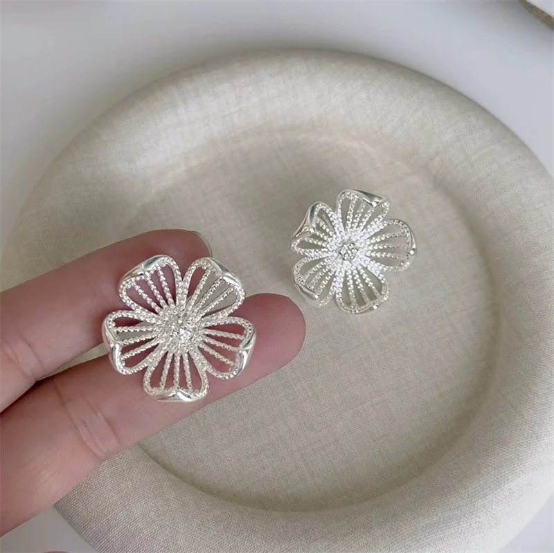 Metal Textured Flower Post Earrings For Women Classic Copper Fashion Jewelry Timeless Daily Accessories Trendy New Styles