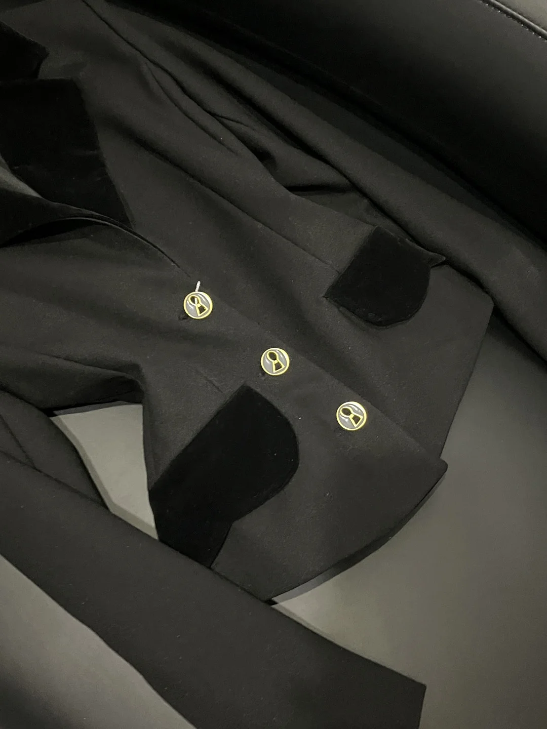 

Облегающий однотонный костюм на одной пуговице, французская офисная одежда, длинный женский костюм Sve Longevi Faion Ok532, зима 2025 г.