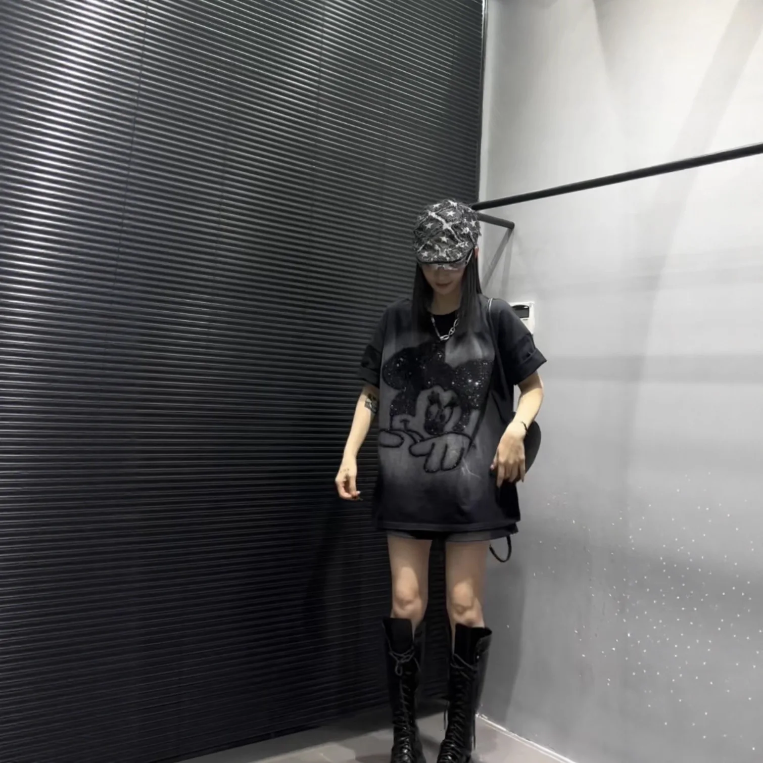 النمط الأوروبي أوائل الربيع المرأة تي شيرت 2026 جديد الثقيلة محكم تنقش فضفاض منتصف طول ملابس Kawaii العصرية