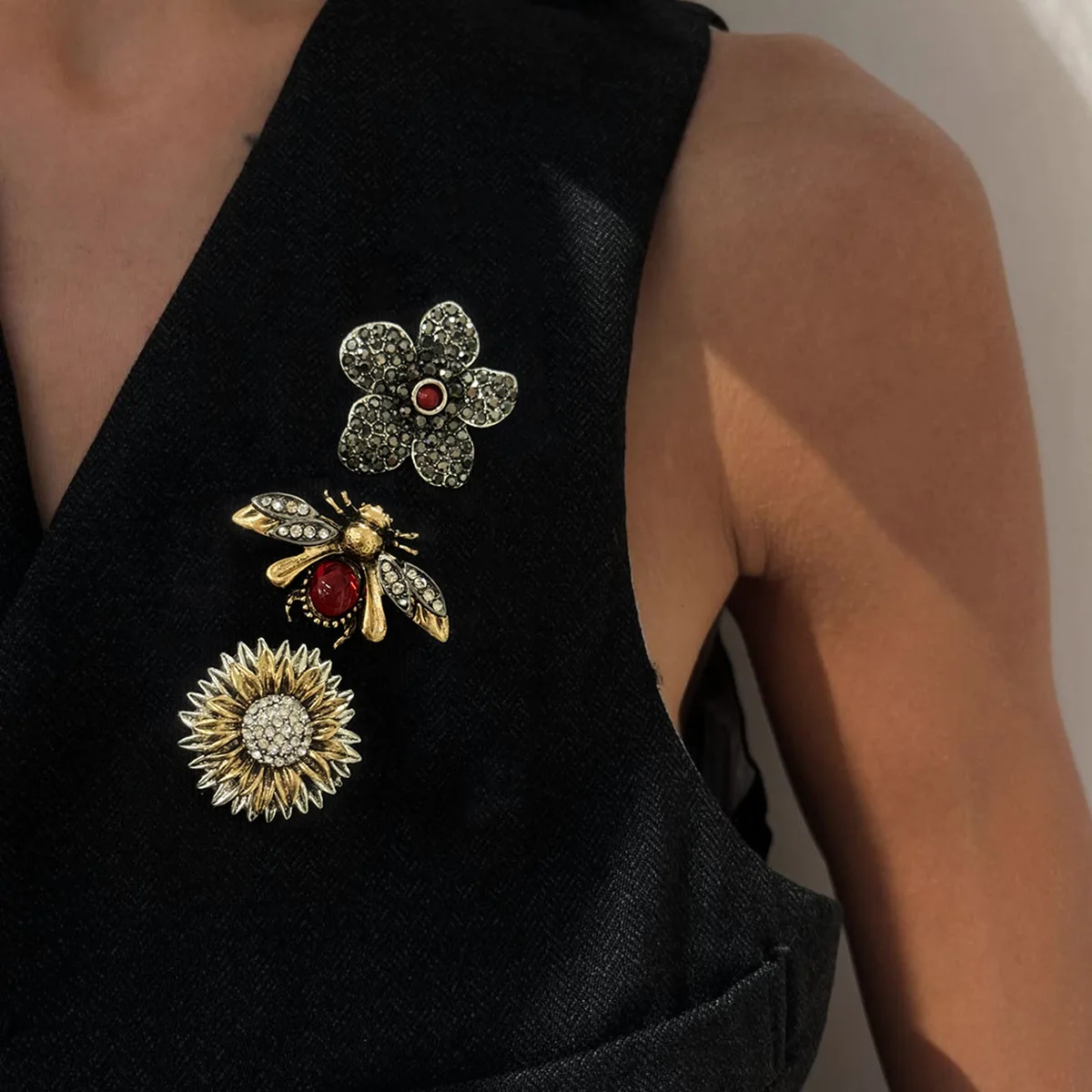 

3PCS Fashion Vintage Baroque Crsytal Flower Brooches for Women Men Rhinestone Bees Classic Accessories Party Banquet Jewelry