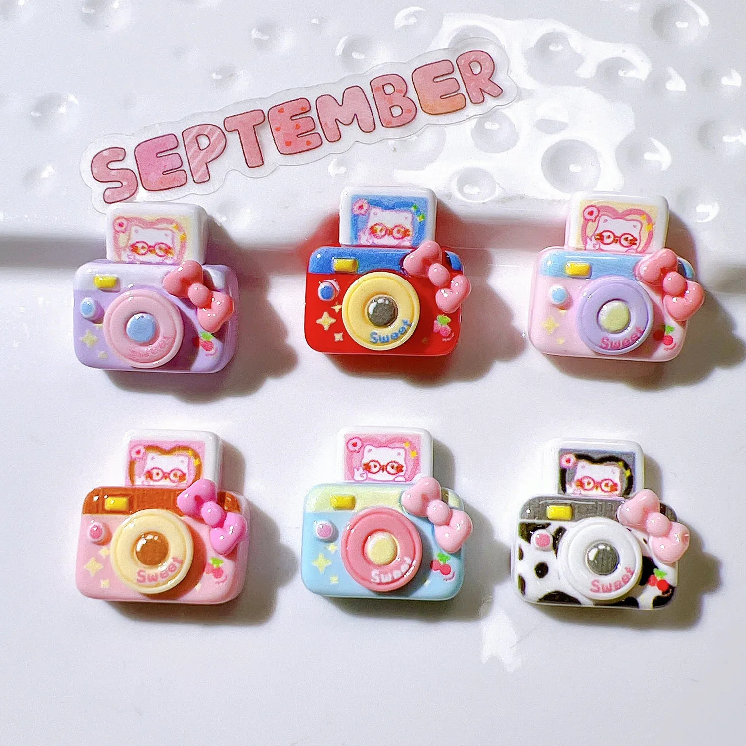 100pcs Wholesale Resin Miniature Hello Kitty Camera Craft Home Decoration DIY for Dollhouse Accessories