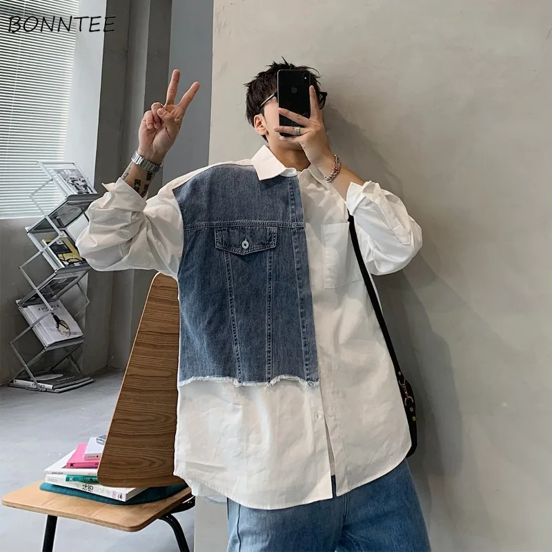 

Рубашки мужские джинсовые в стиле пэчворк, популярные новые осенние винтажные свободные корейские стильные универсальные уличные рубашки с карманами, повседневный дизайн, мода
