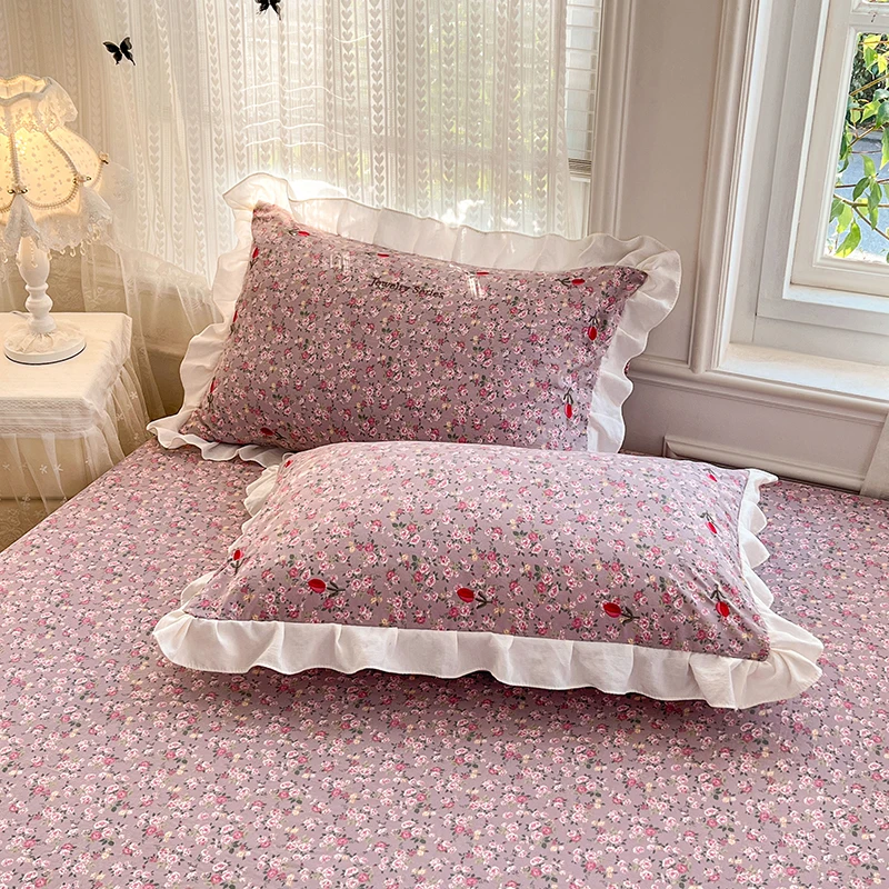 

2 наволочки из стираного хлопка – винтажные, светло-фиолетовые с цветочным узором, с белой оборкой и красной вышивкой, для кровати