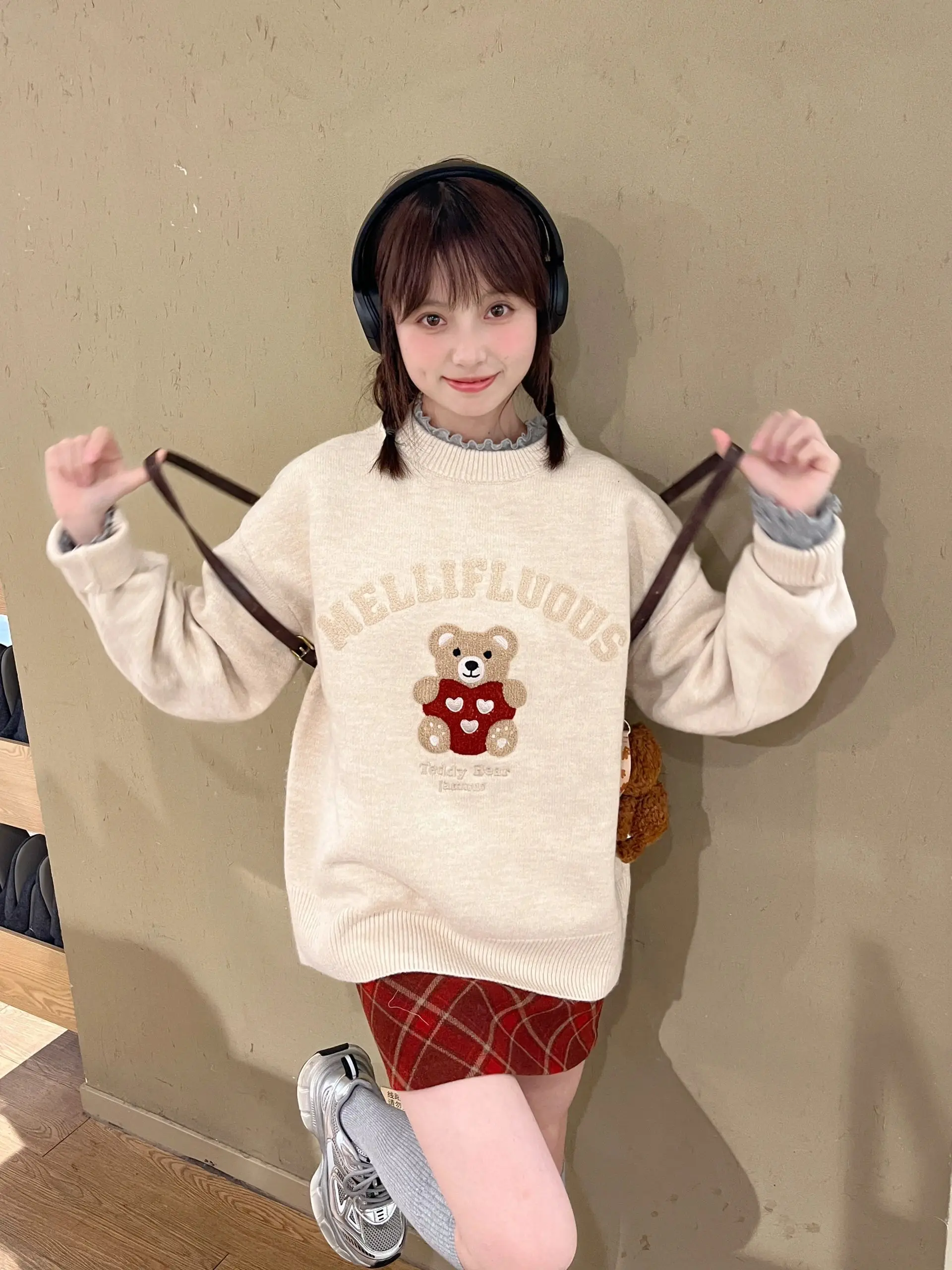 Retro Christmas Bear Embroidered Oversized round Neck Knitted Sweater Women's Loose Comfortable Style Long Sleeve Thermal Top