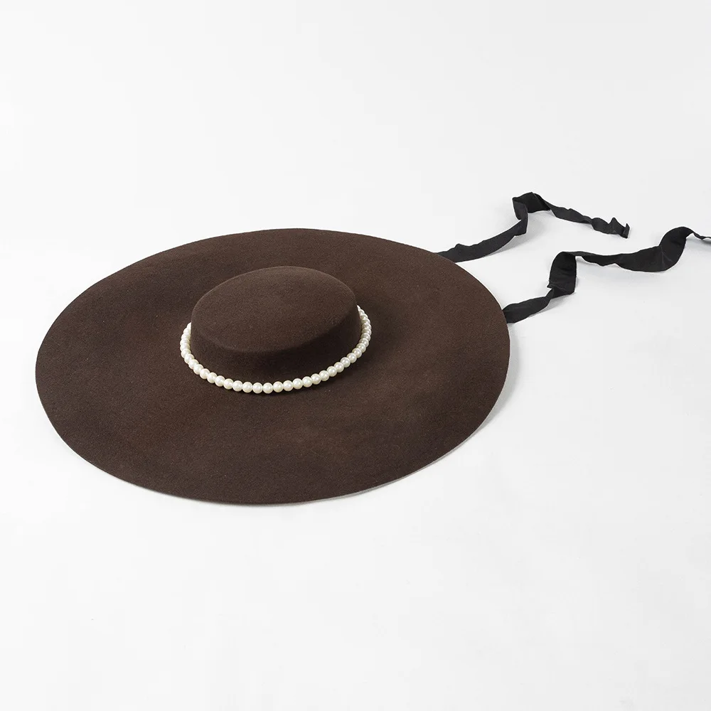 Autumn Winter Fashion Retro Pearl Decorated Shallow Flat Top Wide Brim Woolen Hat for Fashion Show Matching and Styling