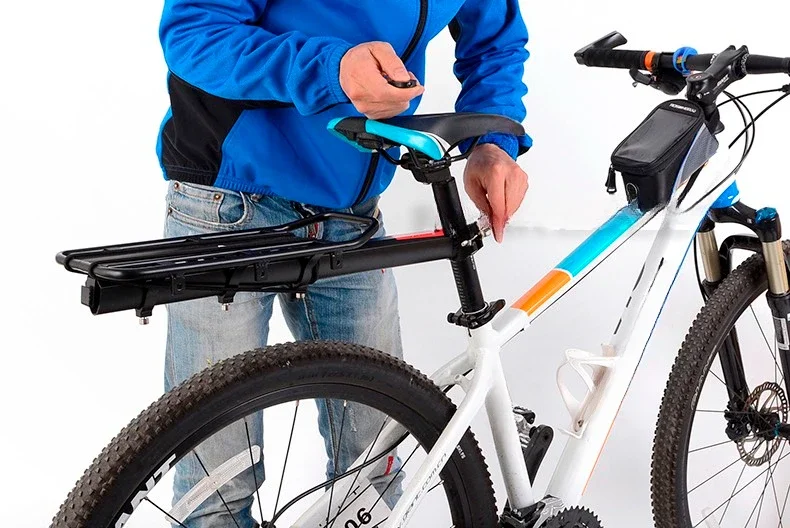 Snel afneembaar fietsrek van aluminiumlegering kan mensen op de achterbank dragen. Fietsachterbagagerek