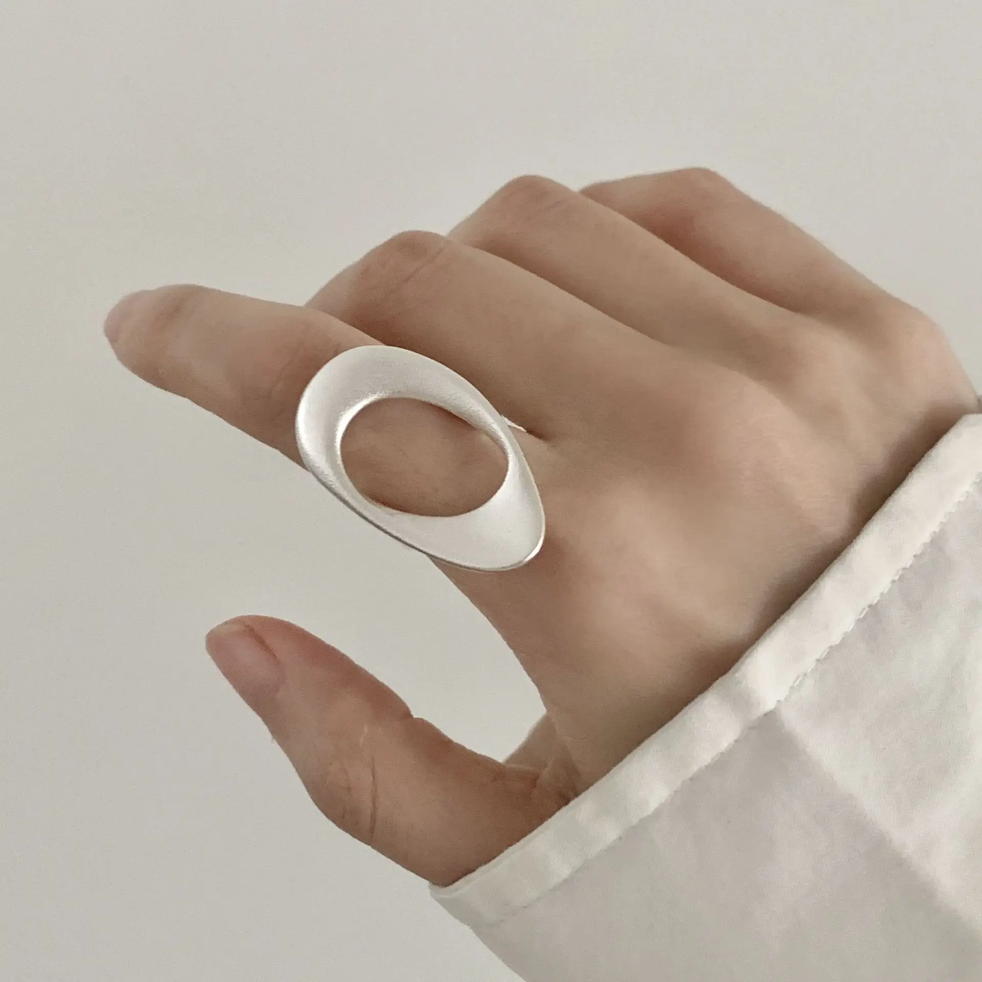 

Модное ажурное кольцо для женщин с геометрическим матовым дизайном, уникальное, трендовое, на указательный палец