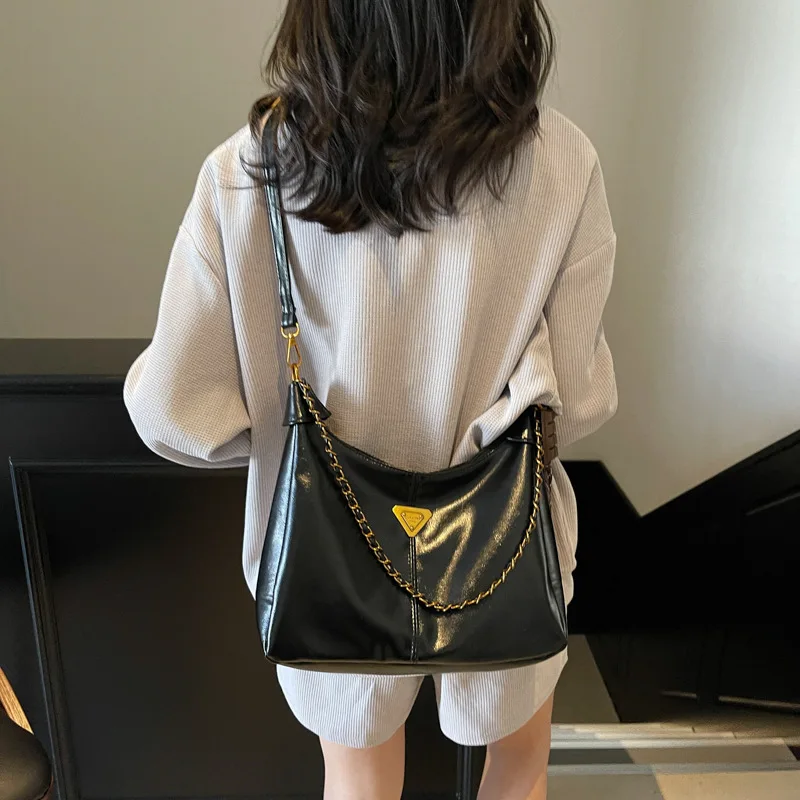 

2025 Women's New Trend Korean Fashion Casual Soft Leather Dumpling Bag British Retro Casual Oil Wax Pitot Bag