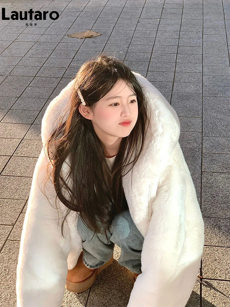 معطف Lautaro للخريف والشتاء سميك دافئ أبيض قابل للعكس مع فرو صناعي للنساء مع سترة منفوشة فضفاضة فاخرة ولطيفة