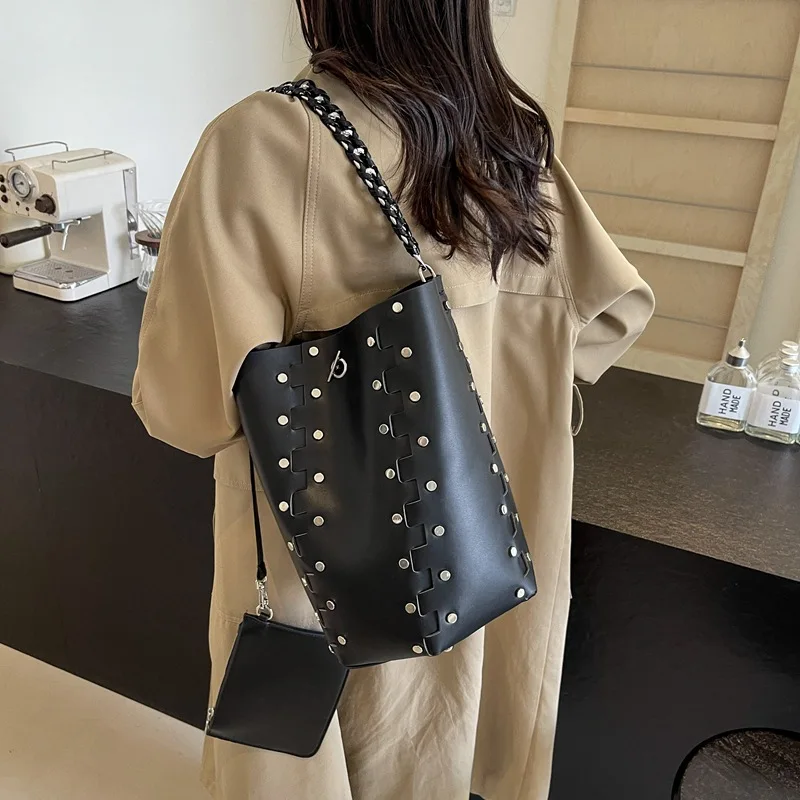 Designer Brand New Portable Casual Riveted Bucket Bag Women\'s Korea Still Shoulder Bag Fashion Crossbody Hot Sale Free Shipping