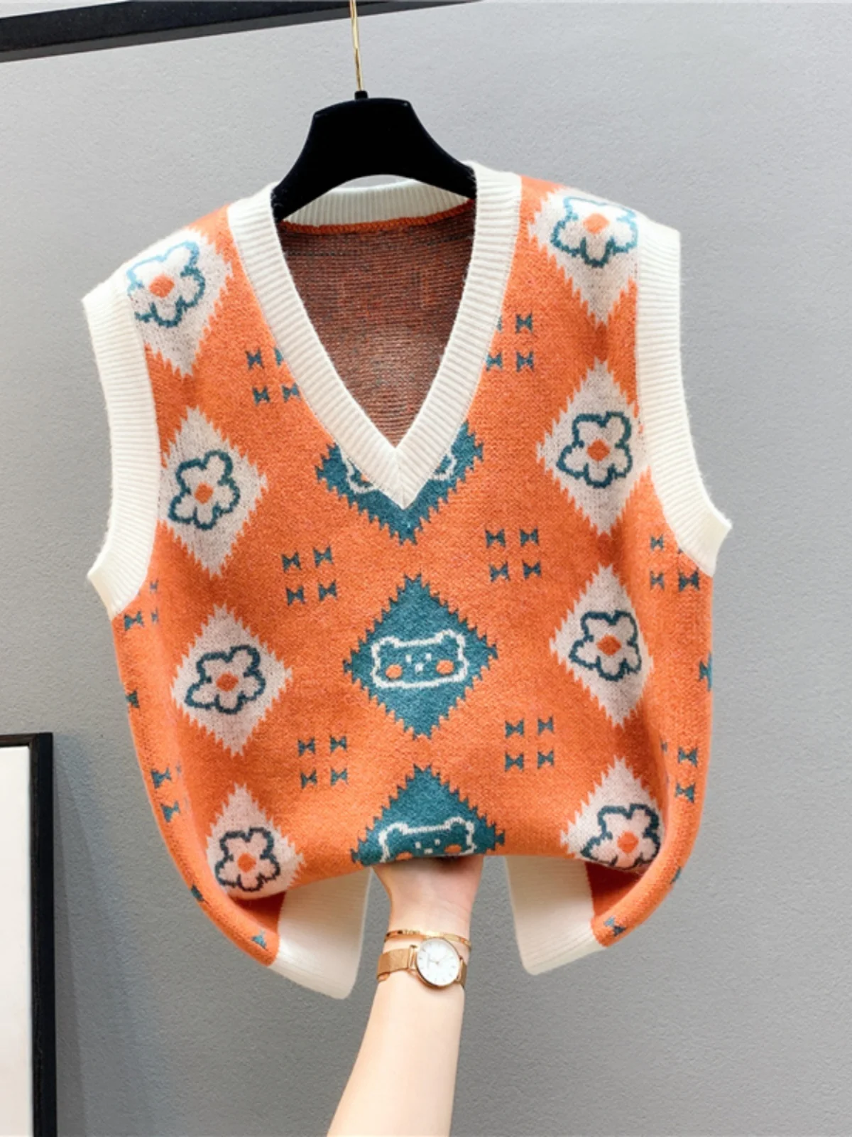 Ladies Knitted Loose Sleeveless Vest Autumn Winter New Style Cartoon Diamond Pattern Layering Sweater V-Neck Commute Style